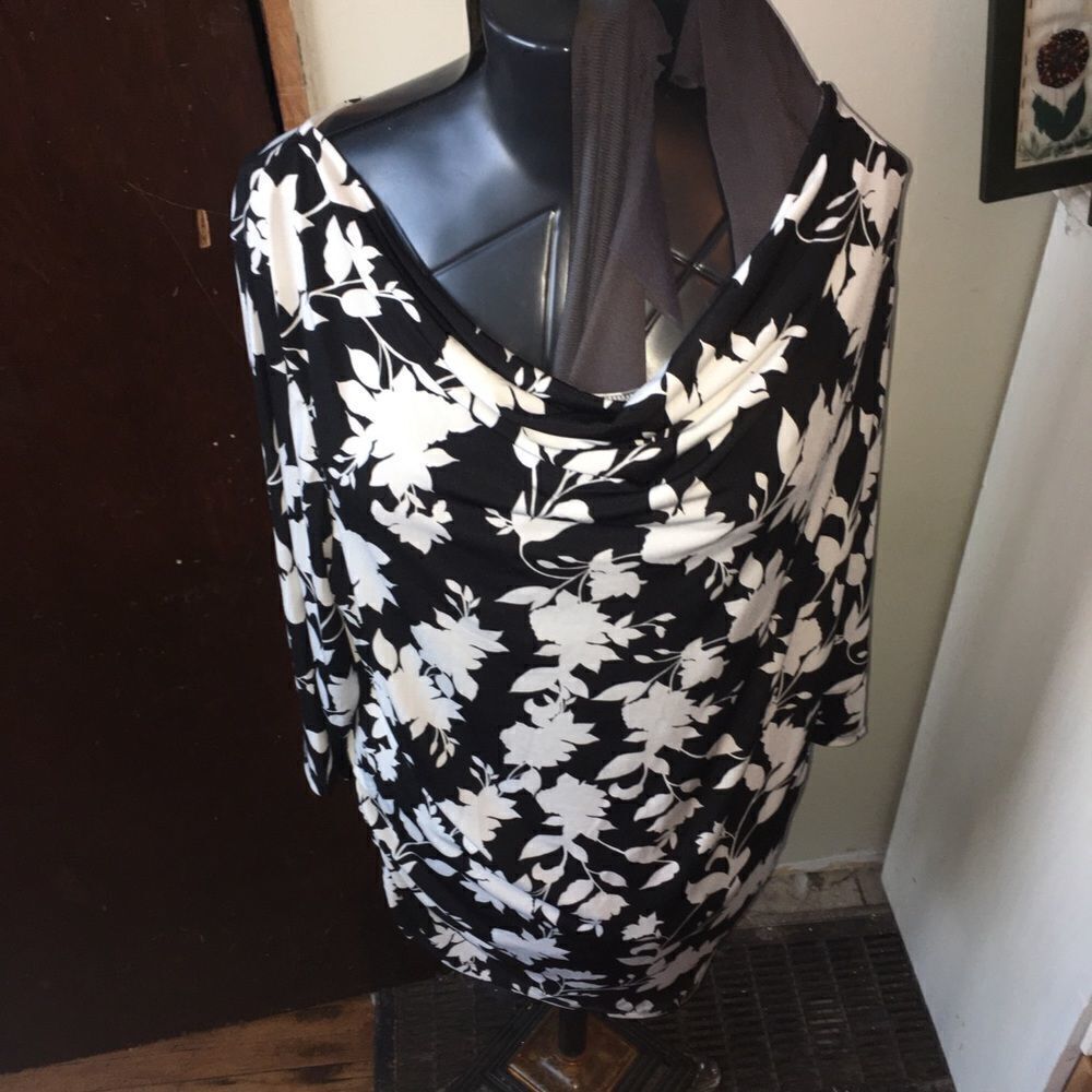 Lane Bryant 18/20 black & white floral knit, drape front tunic